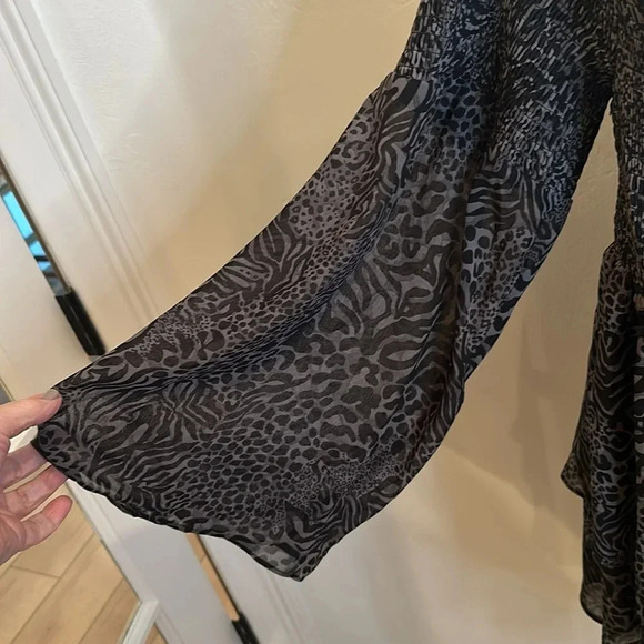 TORRID GRAY ANIMAL PRINT CHIFFON SMOCKED OFF THE SHOULDER BLOUSE NEW WITH TAGS - Picture 4 of 9